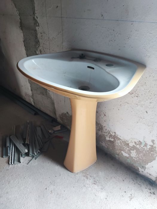 Lavatório tons amarelo e branco