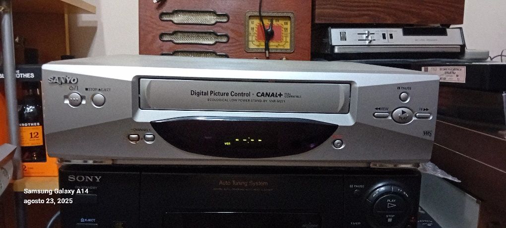 Vídeo Vhs da Sanyo VhR-M271
modelo VHR-M271 a funcionar sem qualquer p