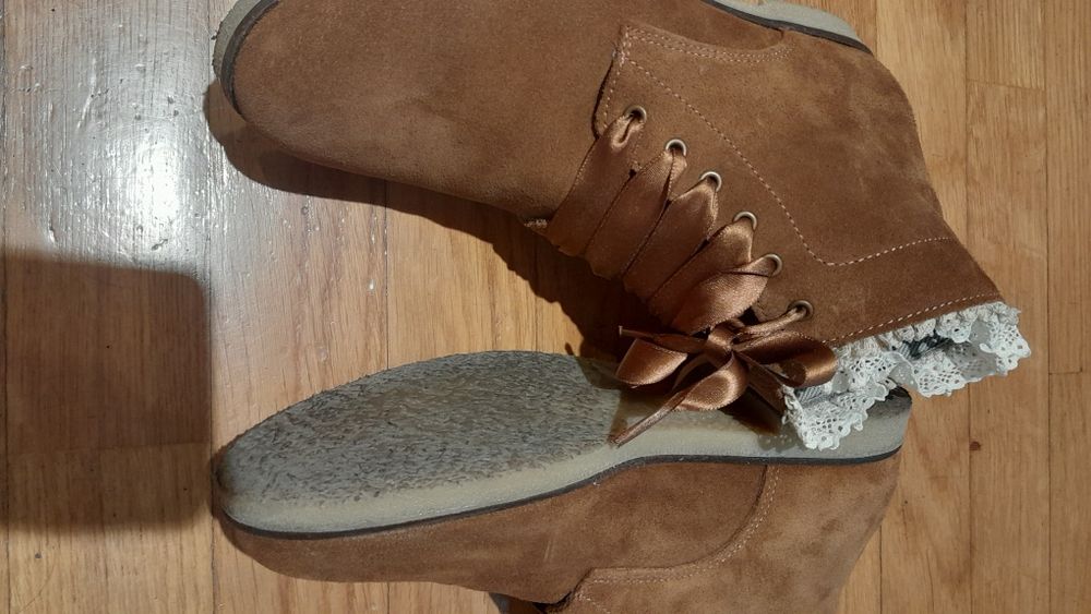 Botins castanhos.