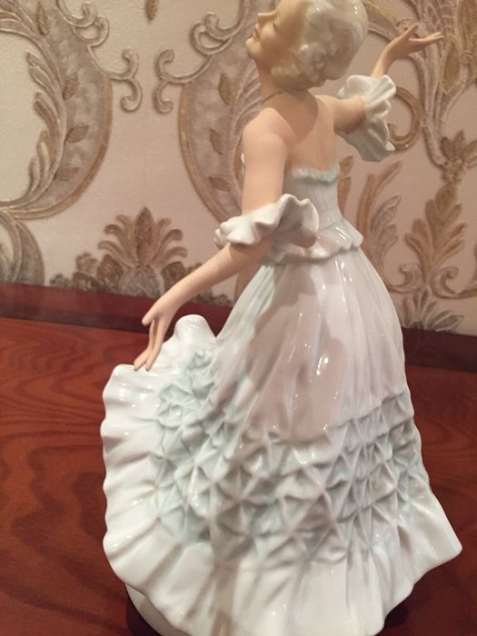 Продам антикварную фарфоровую статуэтку Германия