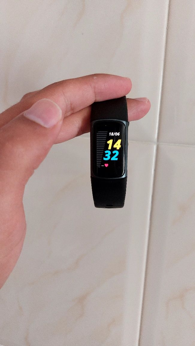 Fitbit Charge 5 - Muito Bom Estado