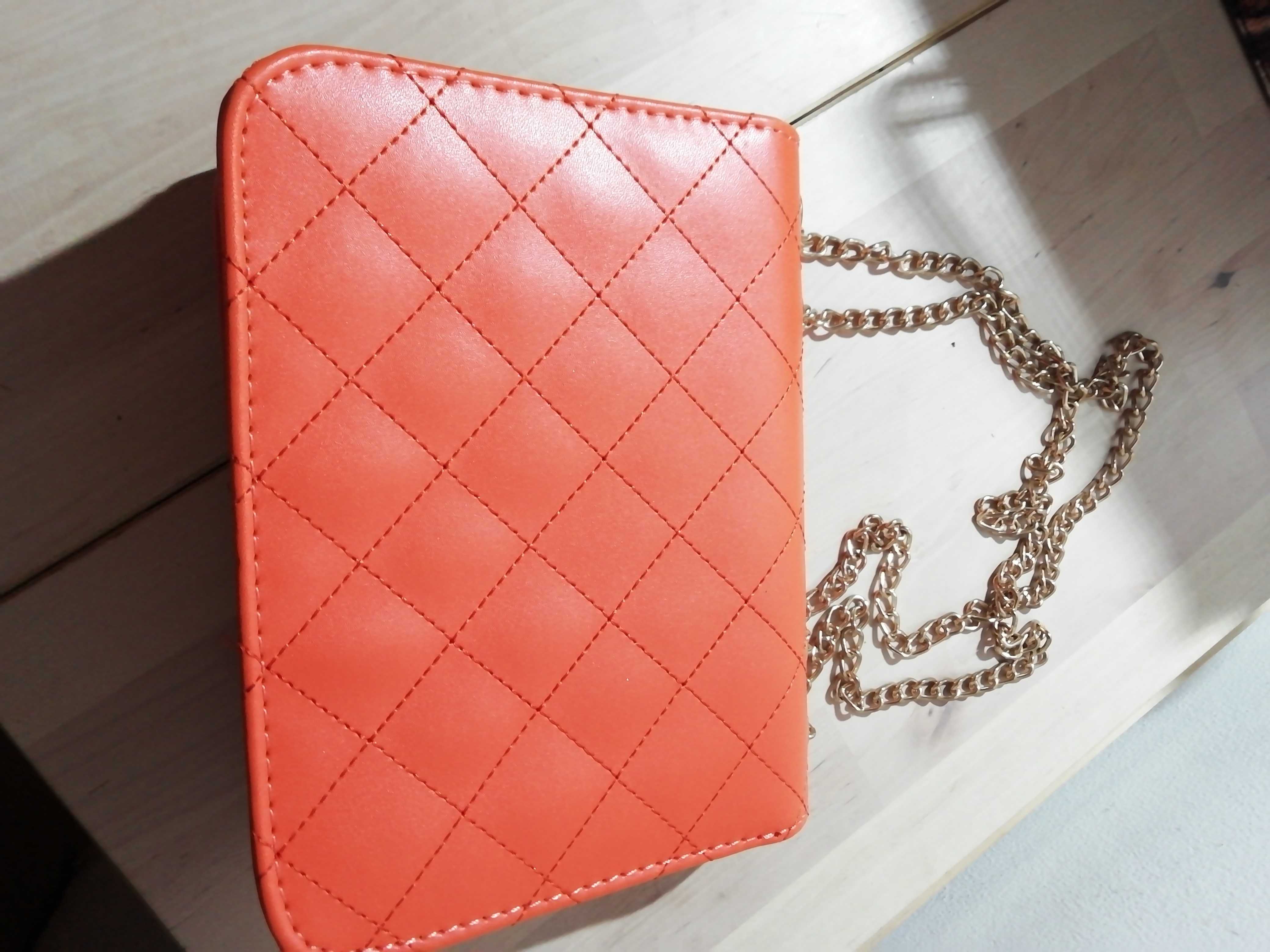 Mala Clutch com alças douradas
