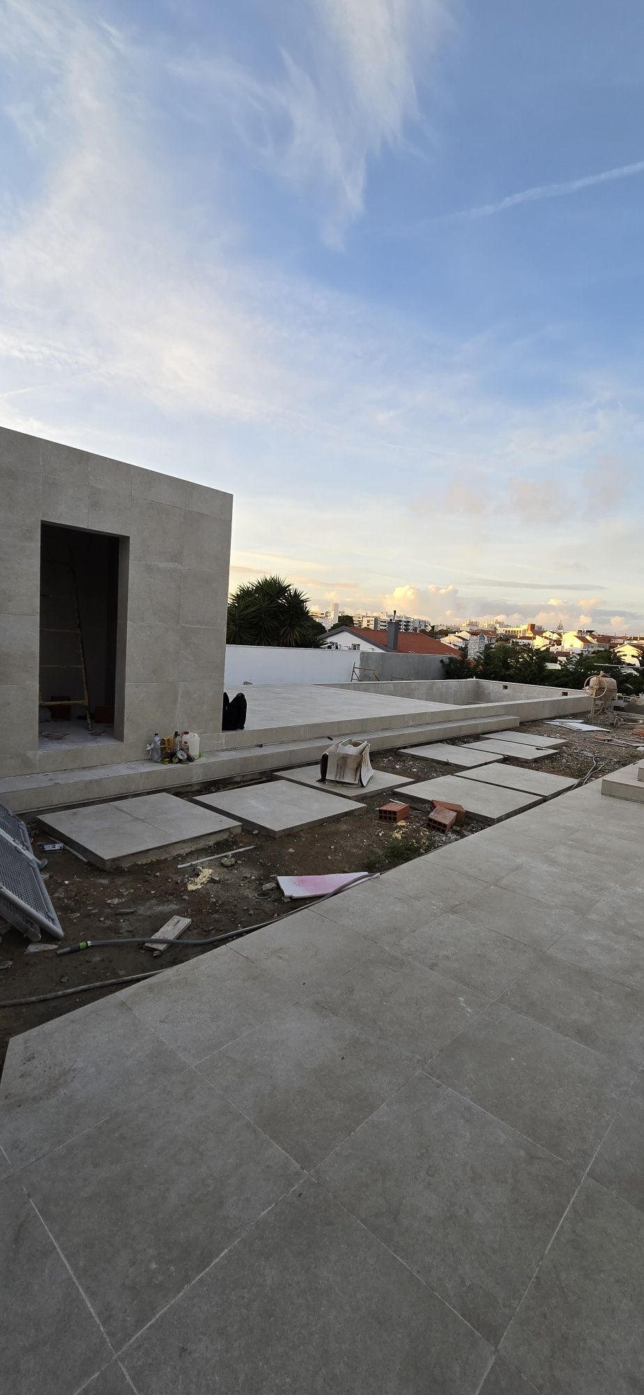 Construção, pintura, demolição.