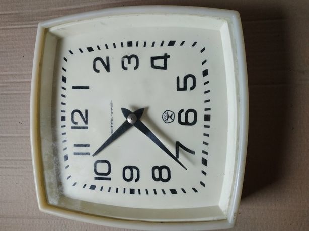 Настінний електричний годинник Стрела виробництво СССР