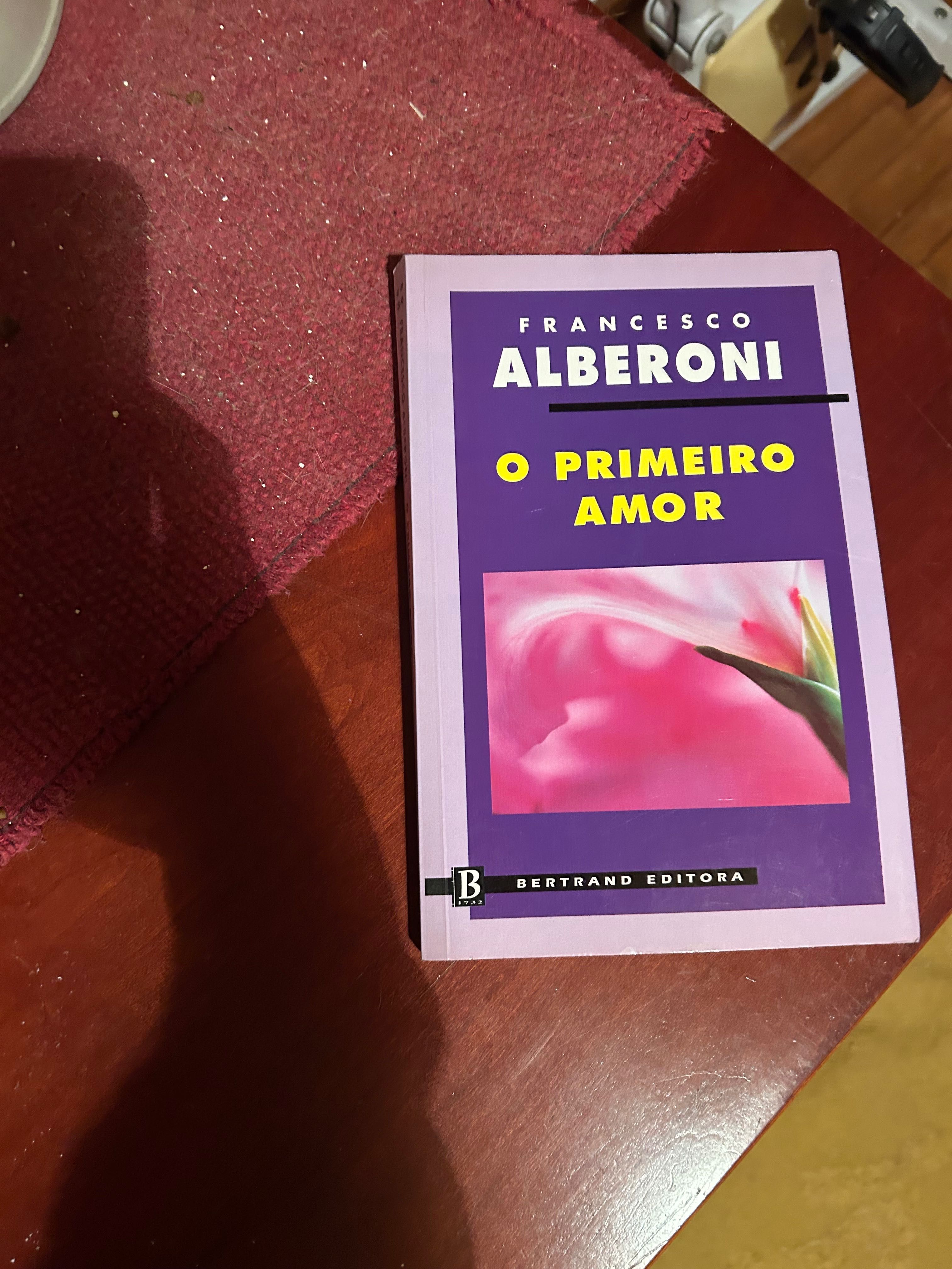 Livros variados.