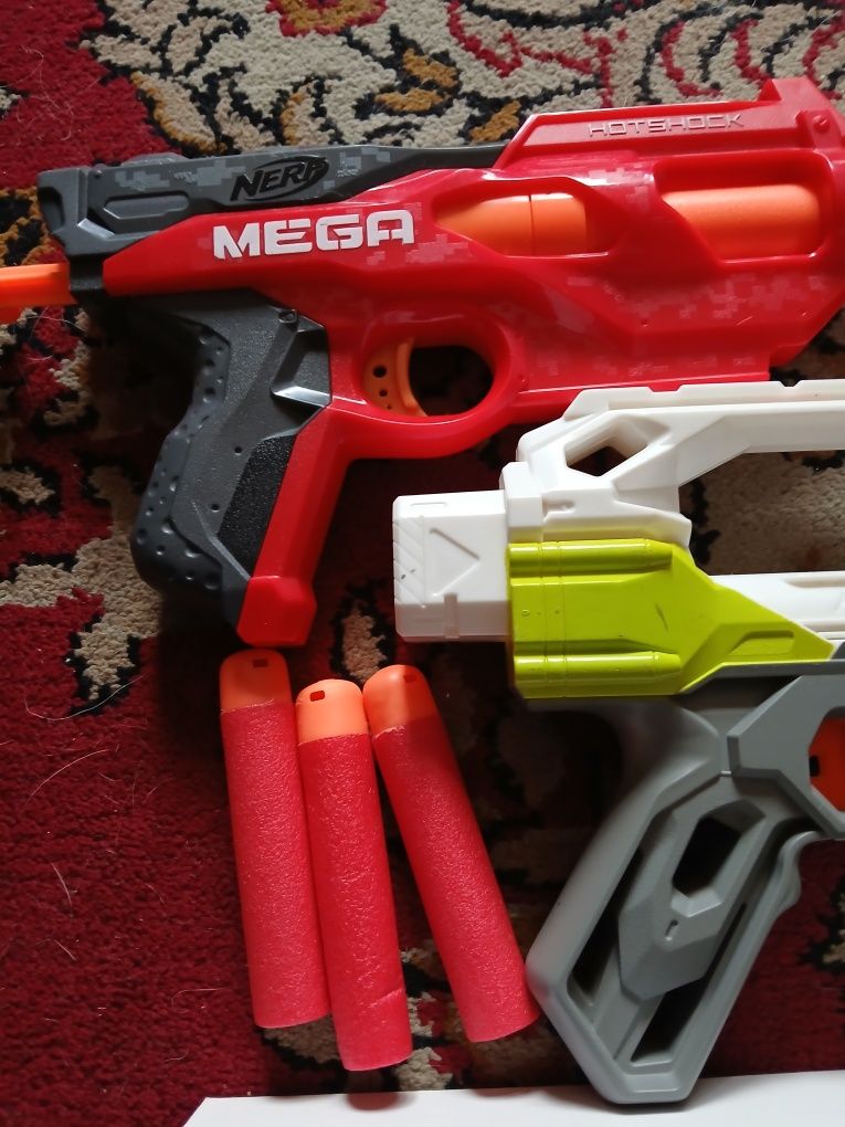 2 pistolety Nerf plus naboje
