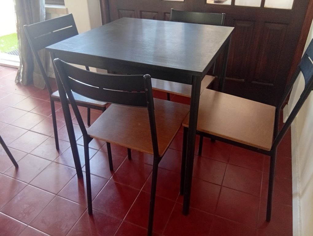 Mesa com 4 cadeiras