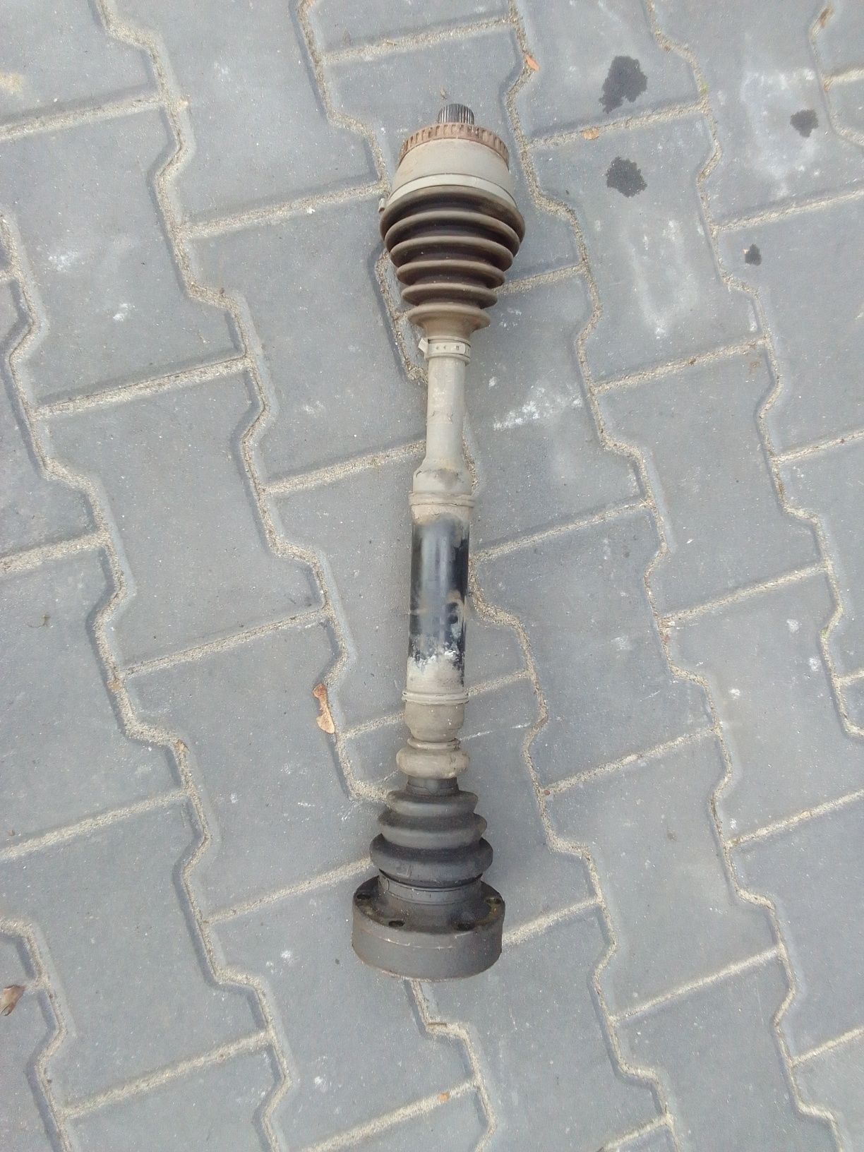 Półoś lewa kierowcy Volkswagen Passat B5 FL rok 2002 benzyna 1.6 8v