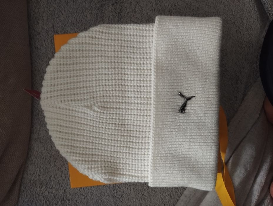 Czapka jesienna puma cat z metalowym znaczkiem