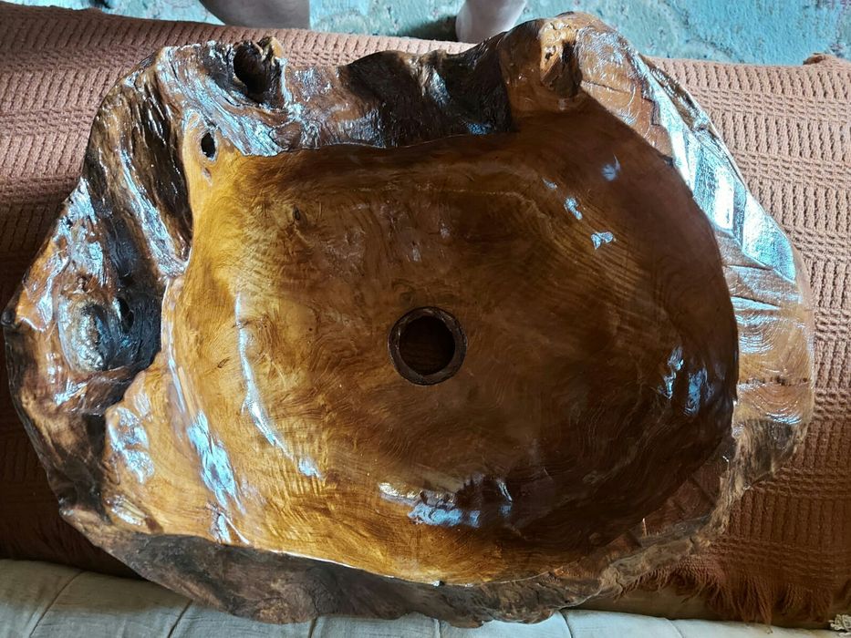 Umywalka (nablatowa)z drzewa tekowego.