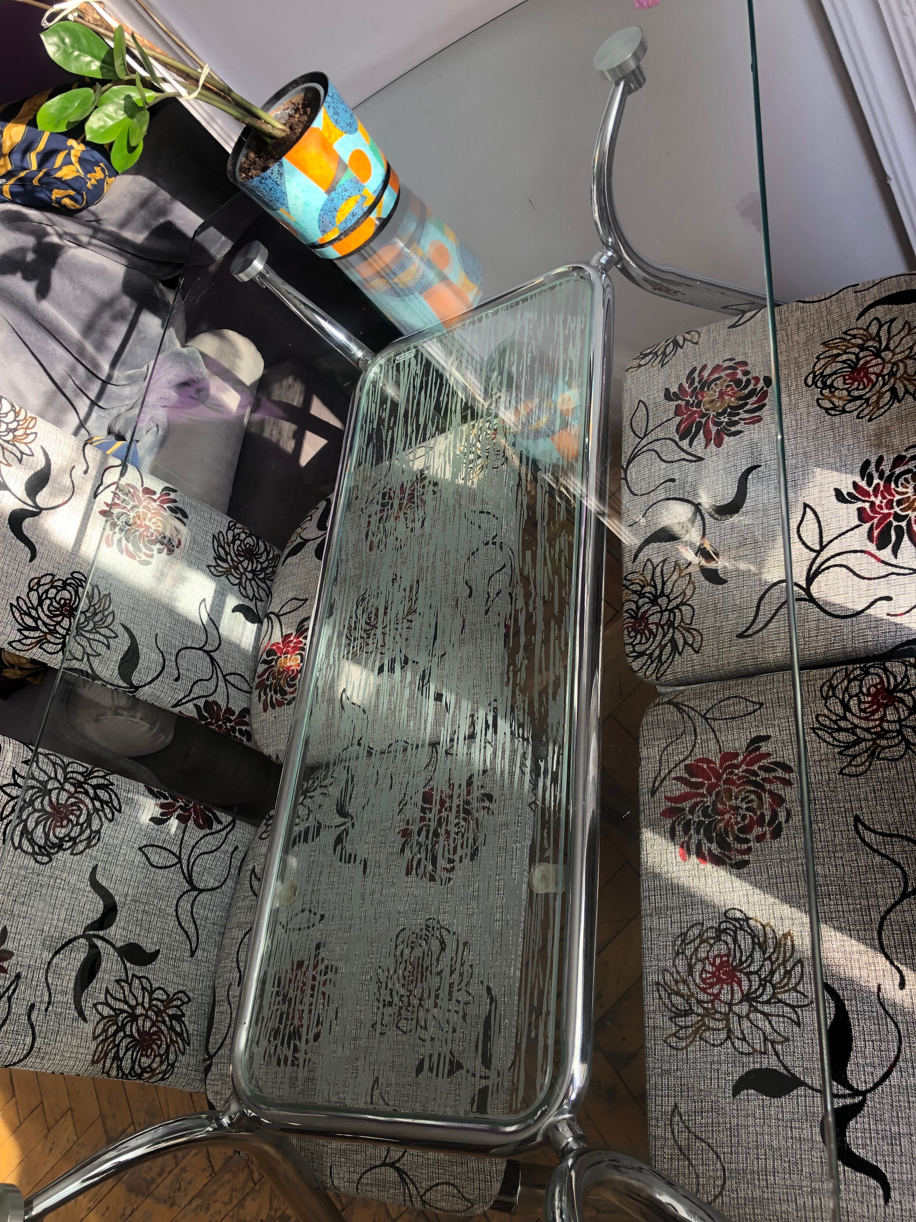 Sprzedam szklany designerski  stół (Tempered)z krzesłami