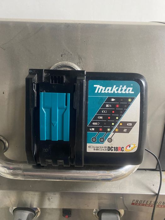 Макіта зарядка 18v