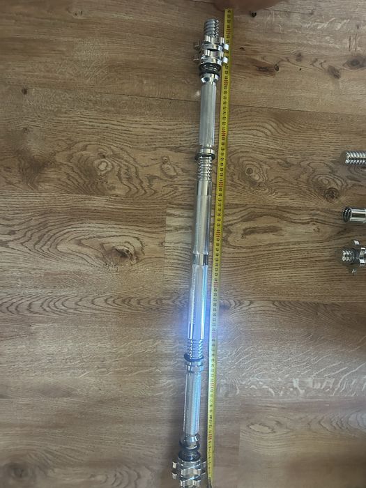 Sztanga metalowa zmieniajaca sie w hantle