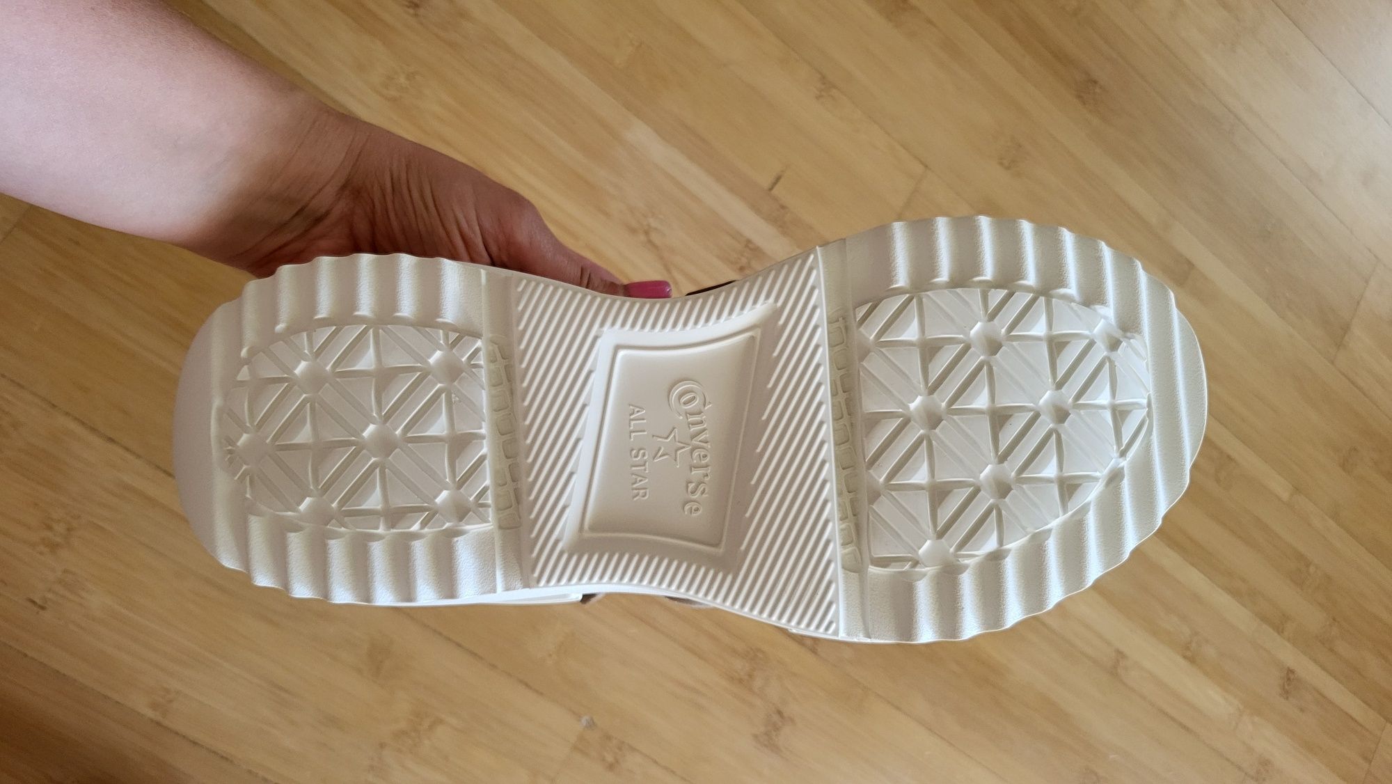 Сандалі CONVERSE нові розмір 38