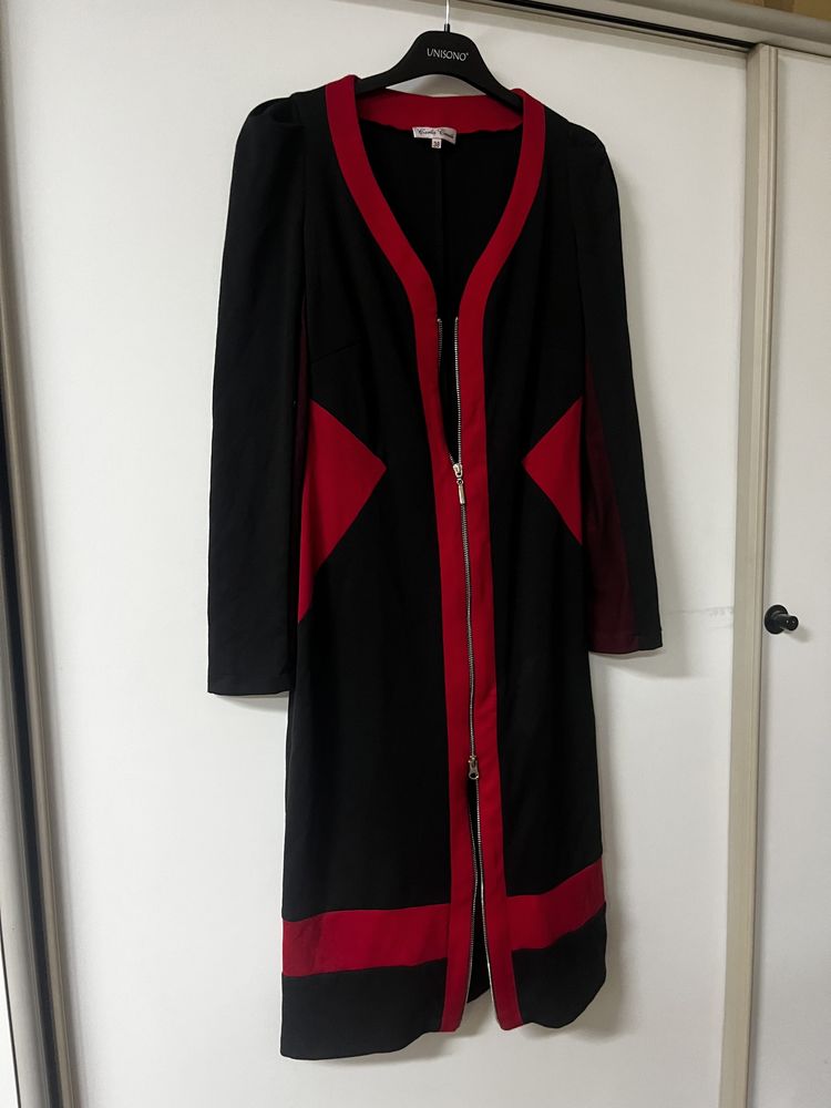 Sukienka na zamek mała czarna z czerwonym