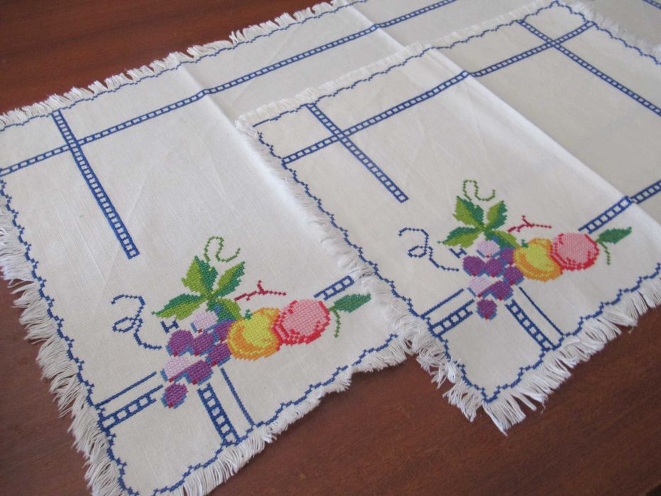 Conjunto de 4 Naperons bordados a ponto cruz (novos)