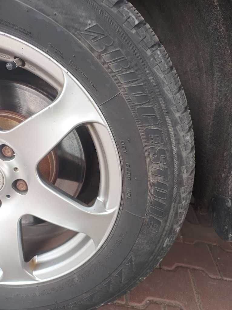 Opony Bridgestone Blizzak LM-25 4x4 235x60x17 102H komplet 4szt