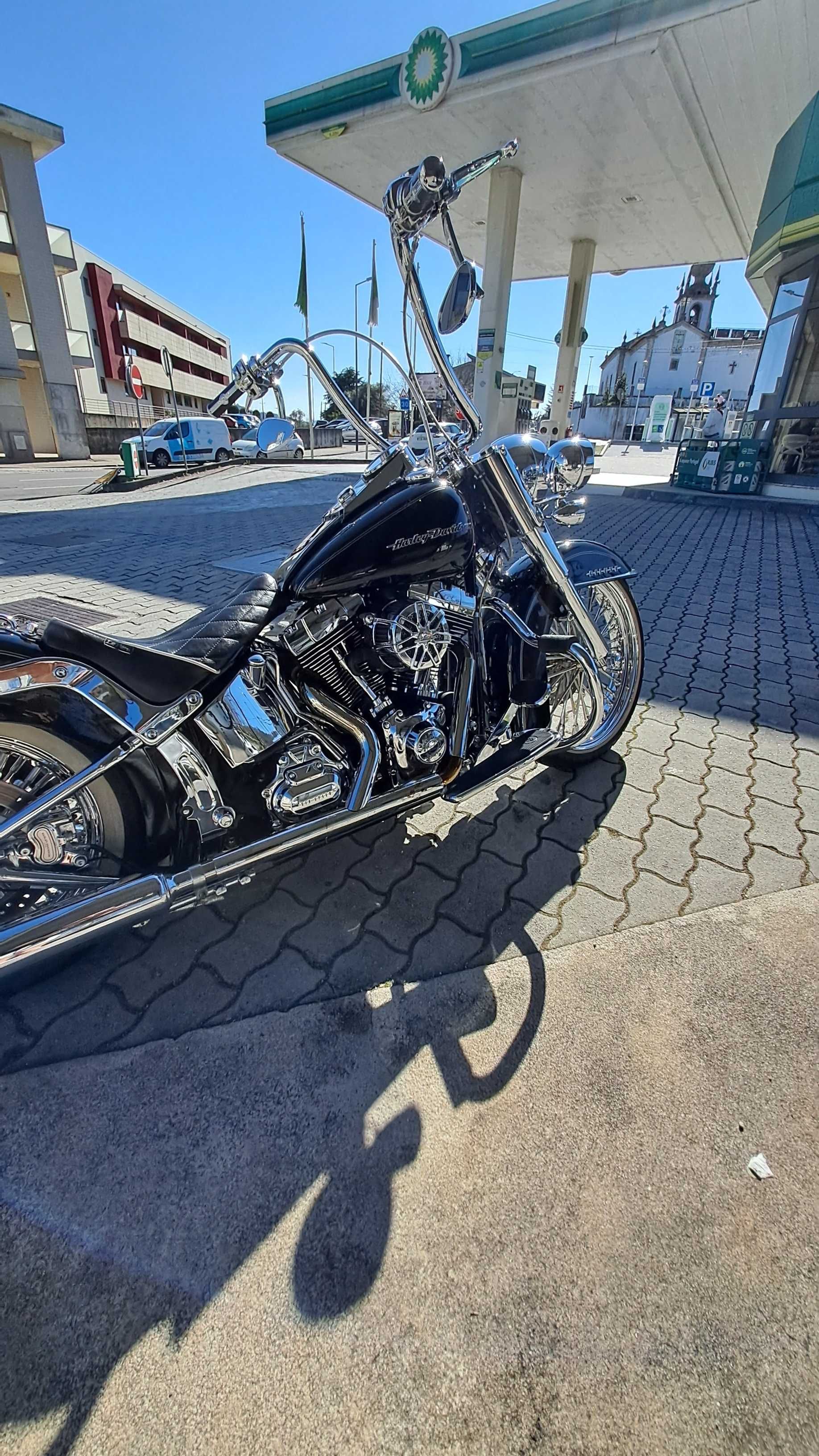 Harley Davidson Softail Deluxe estilo chicano