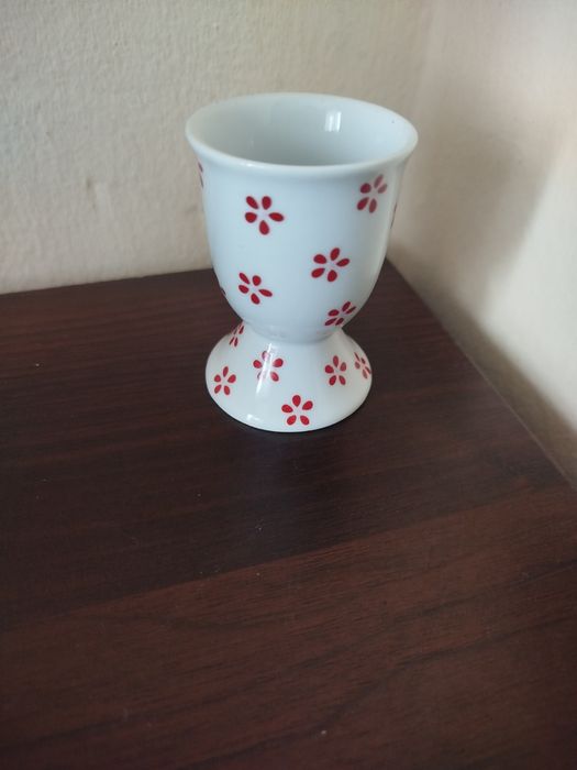 Kieliszek porcelanowy do jajka z motywem kwiatowym