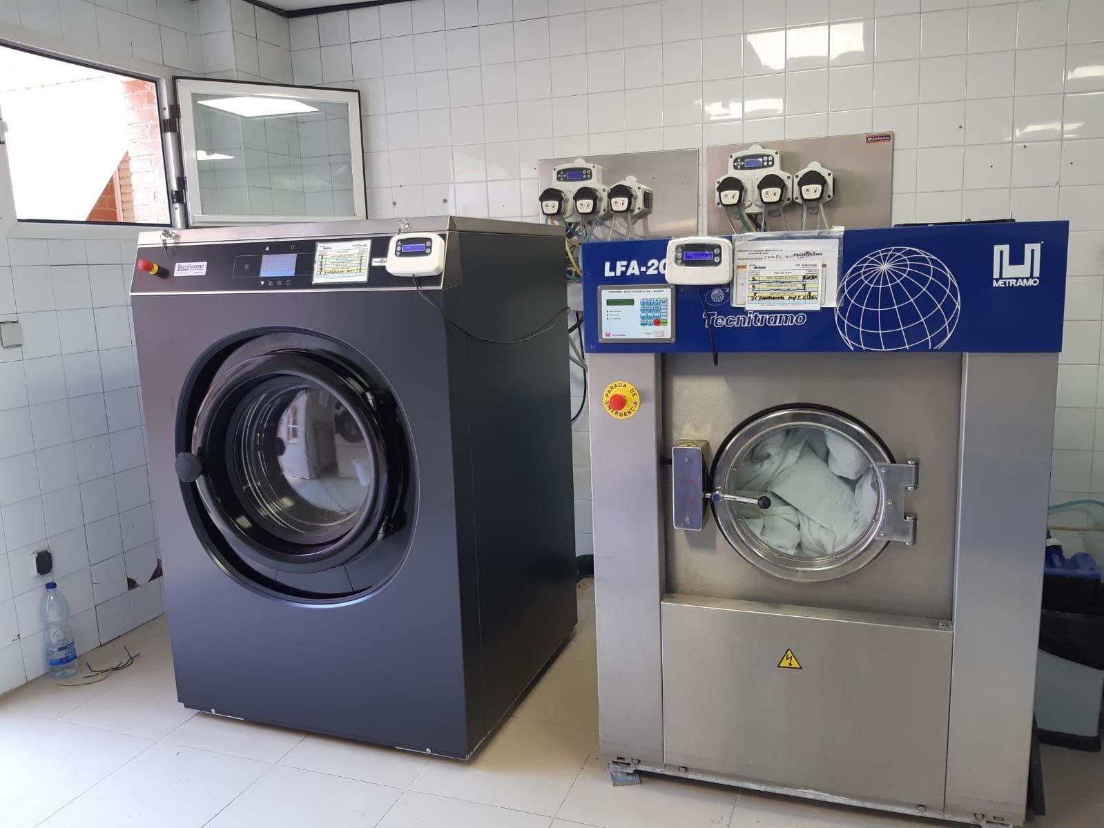 Máquina para lavandaria ocasião e doseadores self service