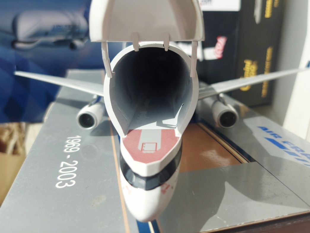 Model samolotu Airbus 330 Beluga 1:200 transportowy