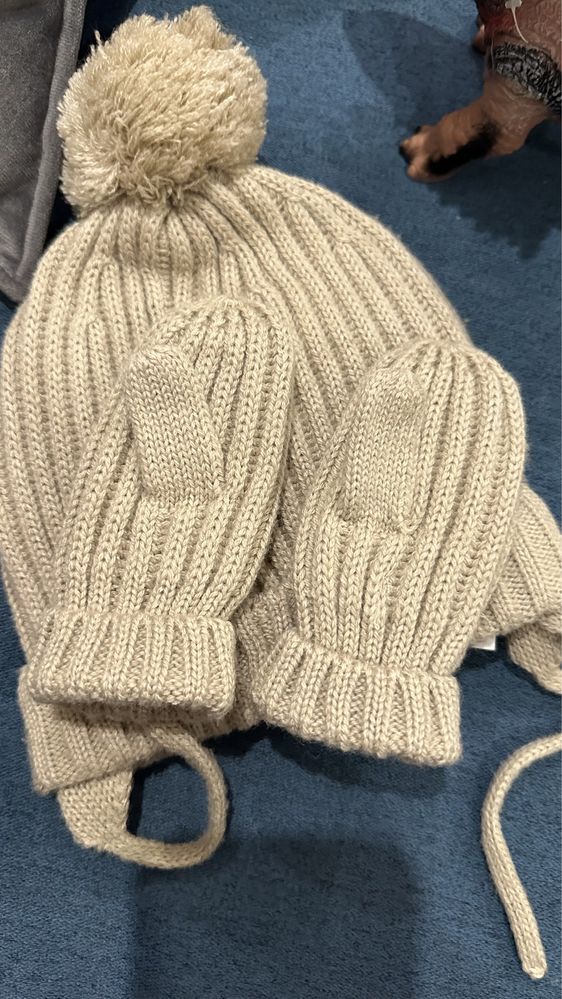 Продам комплект Zara шапка , рукавички