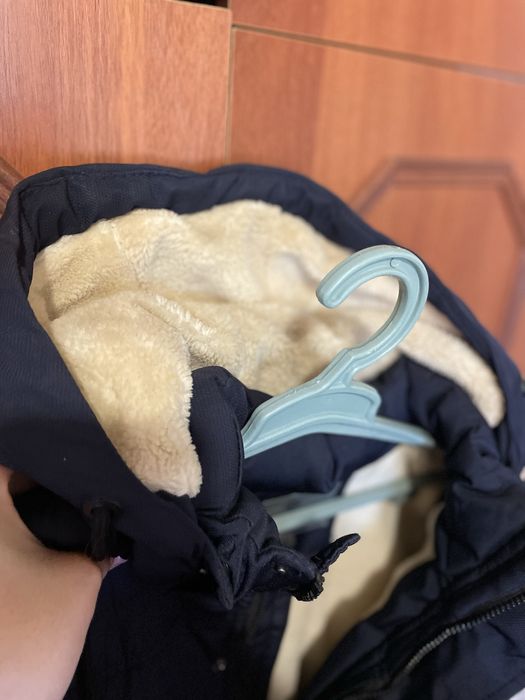 Синя чоловіча куртка.