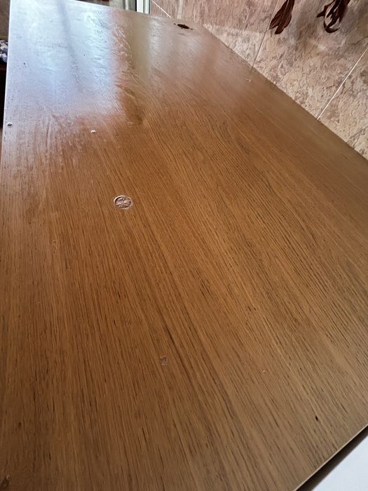 Mesa alta com furo para electricidade