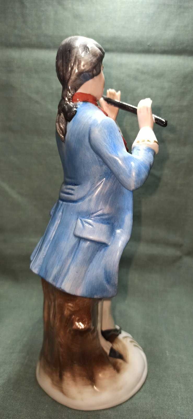 Фарфоровая статуэтка музыкант с флейтой