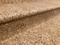 Schody granitowe stopnica 150x33x3 z półwałkiem płomieniowana G682 SD