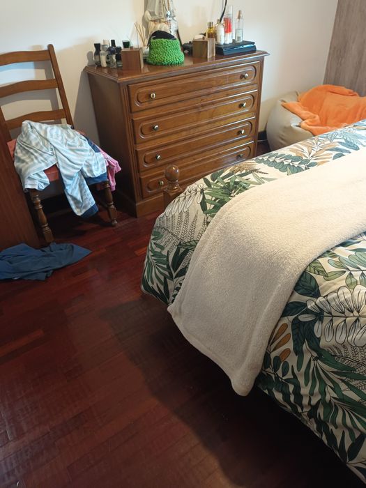 Quarto de casal sem guarda fatos