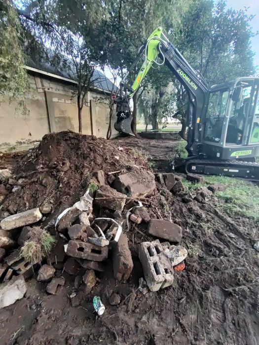 usługi minikoparką prace ziemne czyszczenie terenu ziemia rozbiórki