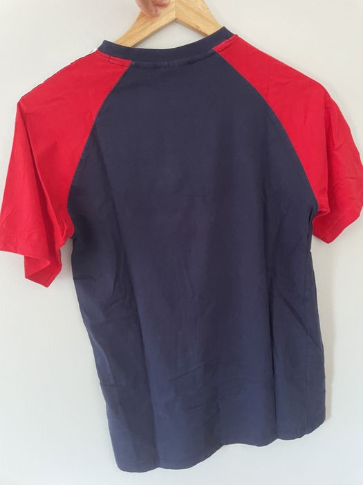 T-shirt Fila azul e vermelha