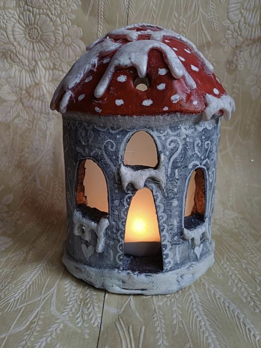 Zimowy lampion z gliny domek grzyb, bajkowy dom muchomor dekoracja