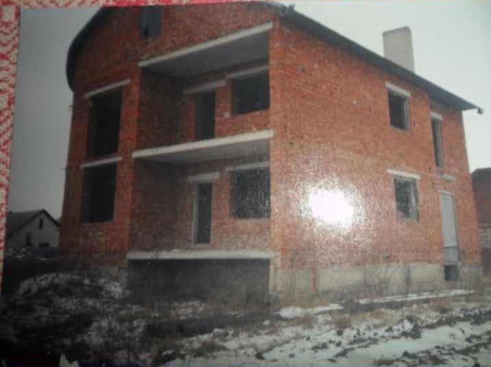 Незавершене будівництво 2-х поверхового житлового будинку в м.Гусятин