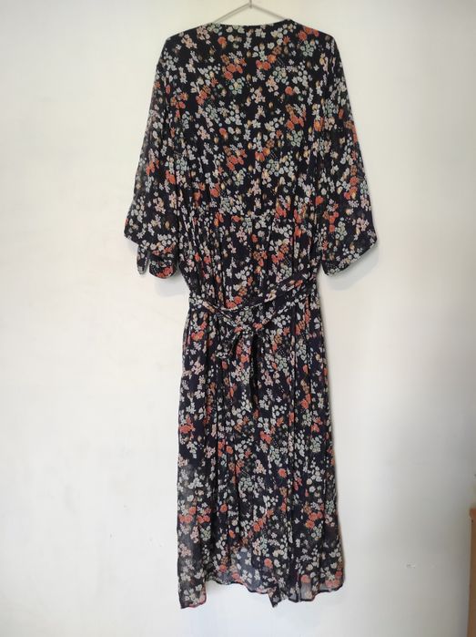 Wiązana sukienka w kwiaty na podszewce