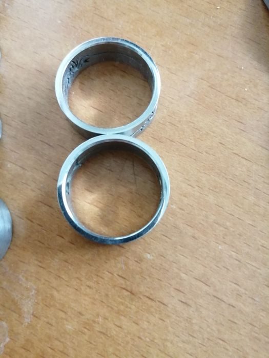 Anéis e pulseira em aco