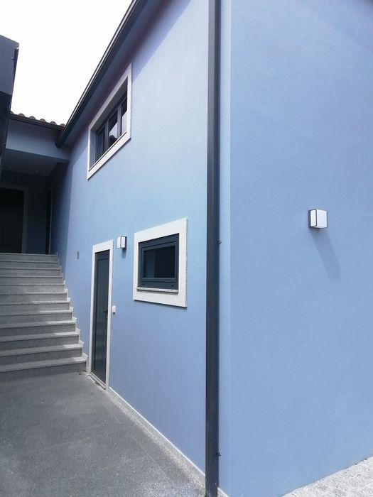 Moradia germinada. Aluga-se 1 das habitações.