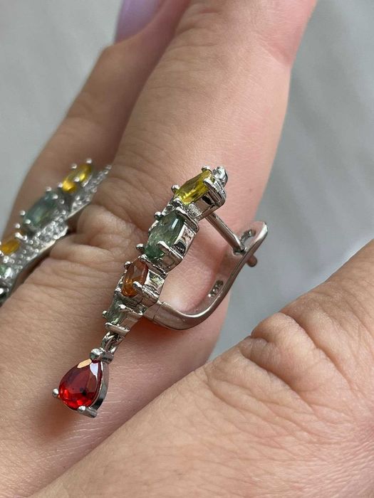 Серебряные серьги с разноцветными сапфирами (Сонгеа)925 пробы