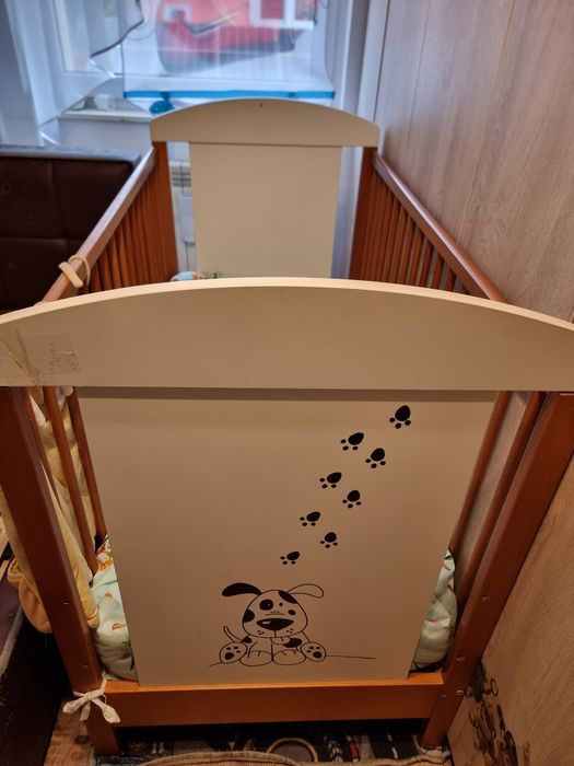Łóżeczko dziecięce z klinem i materacem