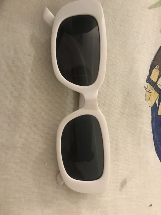 Óculos branco estiloso