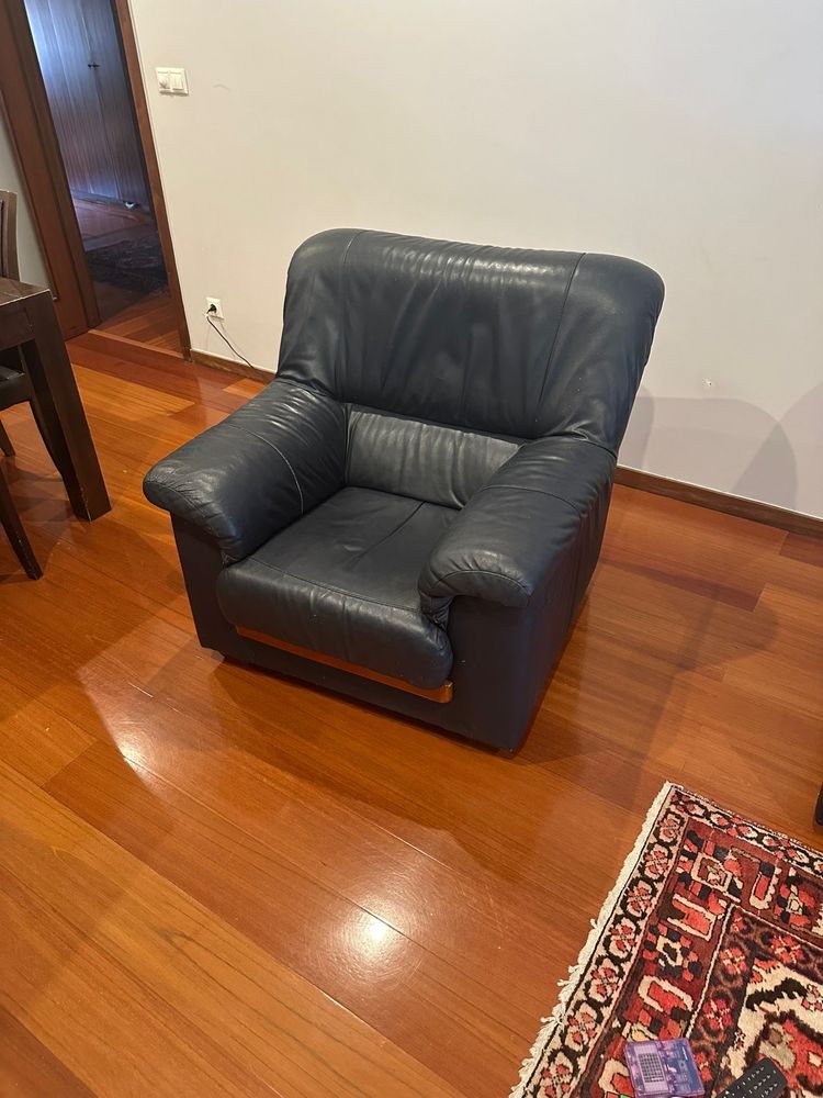Sofa em pele azul