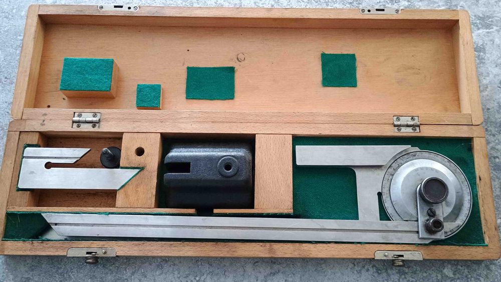 Kątomierz uniwersalny