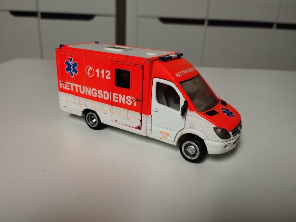 Ambulans karetka Siku metalowy numer 2108. Samochód metalowy.  długość