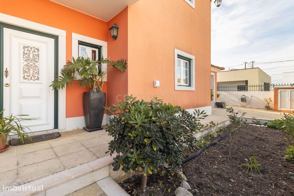 Moradia Isolada De Gaveto Com Acabamentos De Luxo – Quinta De Valadare