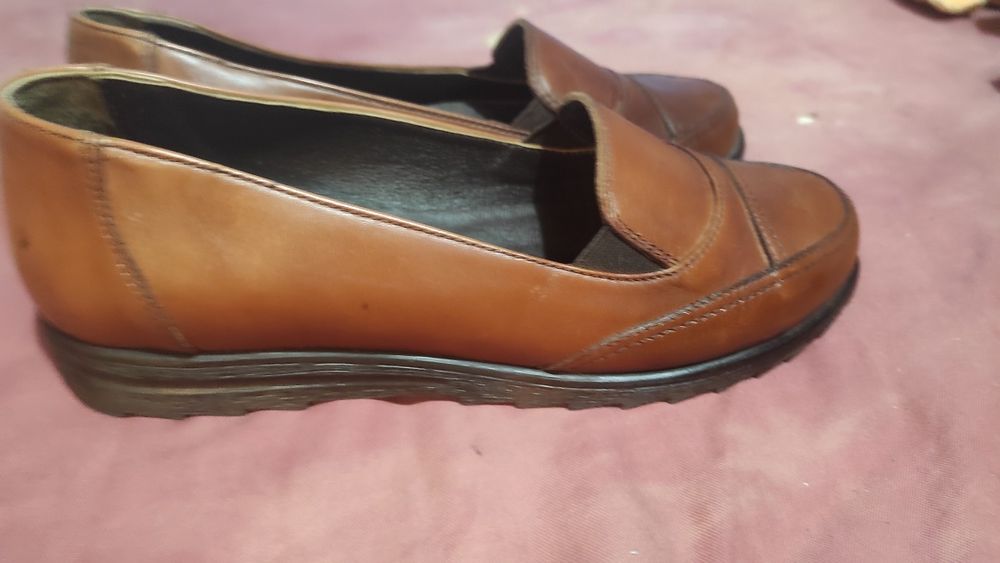 Sapatos de pele castanhos