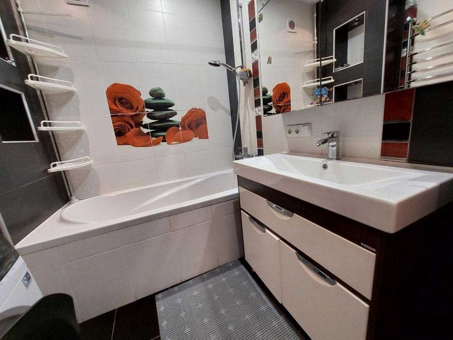 БЕЗ КОМІСІЇ! дуже велика 2 кімнатна квартира. ТОП локація