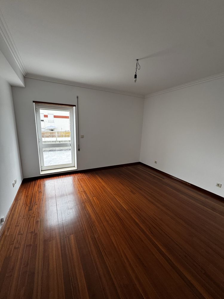 Apartamento T1 (com 2 quartos) com Generoso terraço