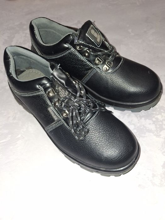 Нові будівельні черевики 43 розмір