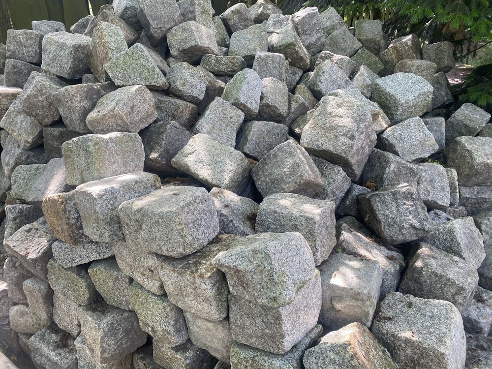 Kostka granitowa duża starobruk ok.20x20 cm 25 kg
